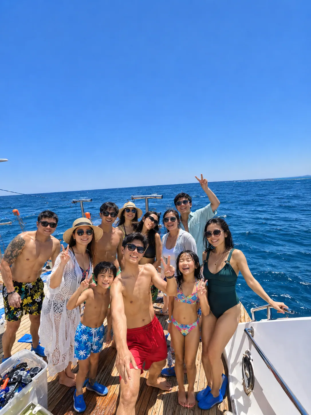 中国游客在赫尔格达橙色海湾游船甲板上合影留念