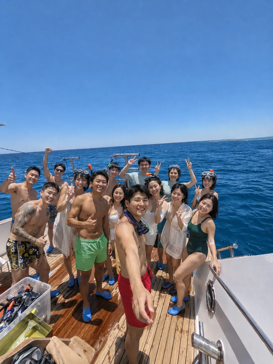 橙色海湾洁白沙滩与清澈见底的红海海水
